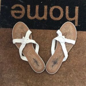 Off white macrame Lucky brand flip flops, EUC
